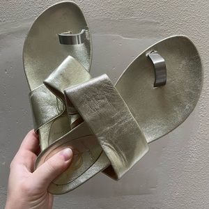 Vero Cuoio Gold Sandals with metal toe ring